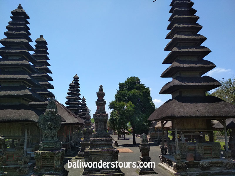 bali tour visiting holy temple in central bali
