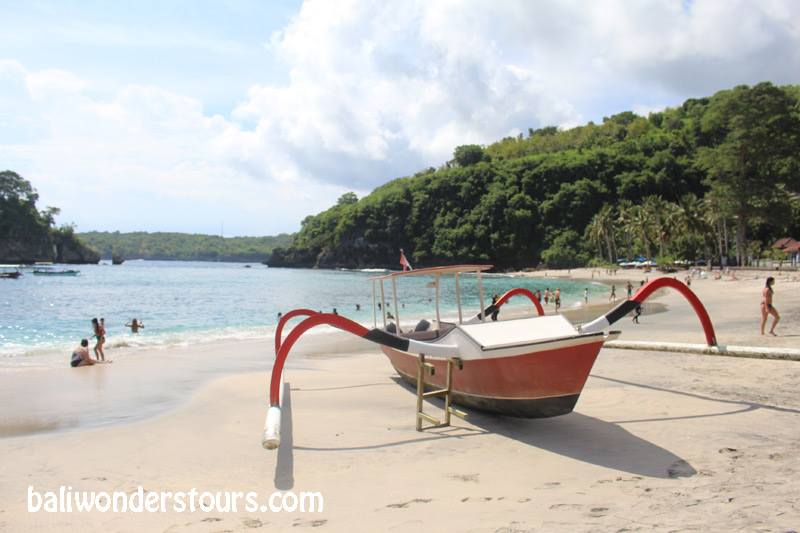 crystal beach for snorkeling in nusa penida bali