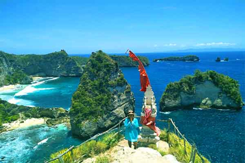 teletubis hill in nusa penida bali